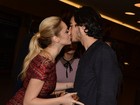 Isabelle Drummond beija o namorado em pré-estreia de filme