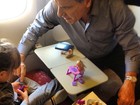 Rafa Justus brinca com o pai no avião em viagem para Miami