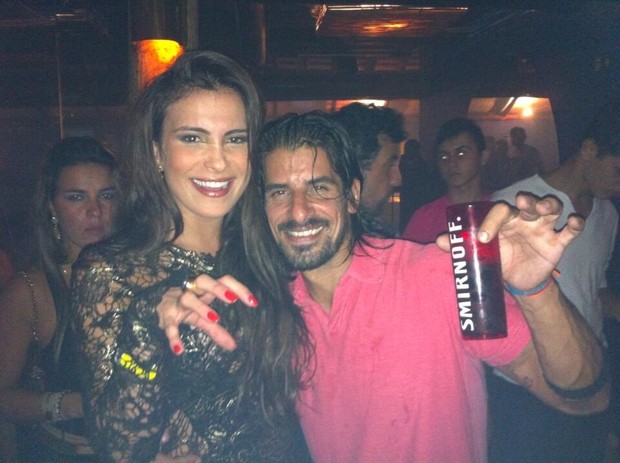 Ex-BBB Kamilla e o argentino Miguel em boate no Rio (Foto: Twitter/ Reprodução)