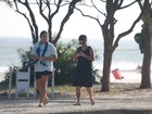 Thammy Miranda caminha em praia do Rio ao lado de amiga