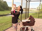Bella Falconi leva filha na varanda de casa pela primeira vez