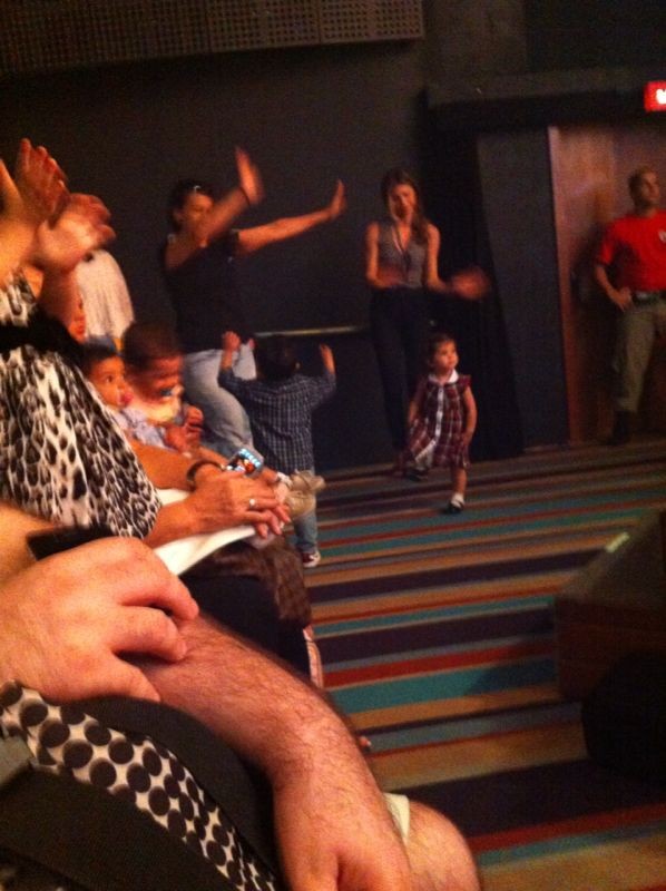 Grazi Massafera leva a filha a teatro no Rio (Foto: EGO)