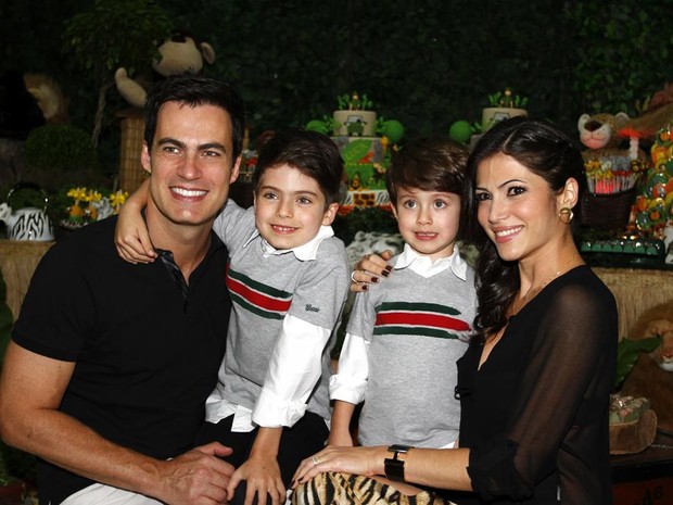 Carlos Casagrande com a mulher, Marcelly Anselmé, e os filhos Theo e Luca em festa em São Paulo (Foto: Paduardo/ Ag. News)