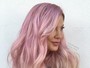 Tori Spelling pinta o cabelo de rosa