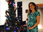 Mariana Ferrão posa com a barriga de grávida em clima de Natal