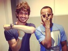 Alexandre Pato e Thiaguinho ‘trocam poses’ em foto
