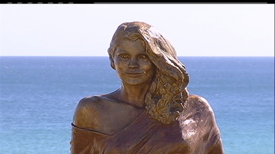 Arraial do Cabo, RJ, inaugura estátua em homenagem a Flávia Alessandra
