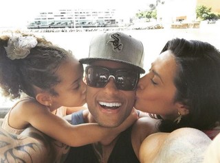 Tony Salles ganha beijinhos da filha e de Scheila Carvalho (Foto: instagram/reprodução)