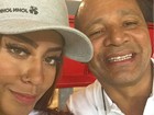 Pai e irmã de Neymar, Rafaella Santos, posam na torcida pelo craque