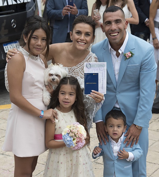 Os noivos Carlos Tevez e Vanesa Mansilla e os filhos do jogador, Florencia Tevez, Katia Tevez e Lito Junior Tevez no casamento civil (Foto: Gettyimages / Divulgação)