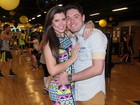 De vestido curto, ex-BBB Andressa vai com Nasser a evento no Rio