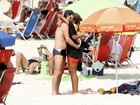 Marcelo Serrado troca carinhos com a mulher em praia do Rio