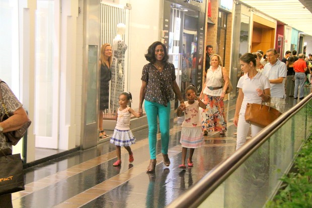 Glória Maria com as filhas em shopping (Foto: Daniel Delmiro/AgNews)