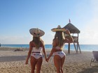 Ana Paula e Tati Minerato posam com 'I love Cancún' estampado no bumbum