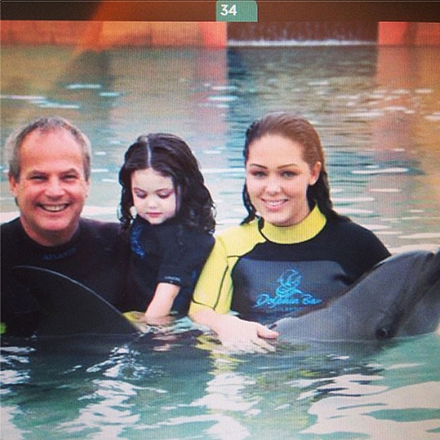 Tânia Mara e Jayme Matarazzo levam a filha, Maysa, para mergulhar com golfinhos (Foto: Instagram)
