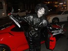 Cantor Dodô chega em Ferrari de cerca de R$ 700 mil em festa