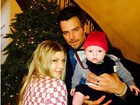 Em clima natalino, Fergie publica foto ao lado de Josh Duhamel e do filho