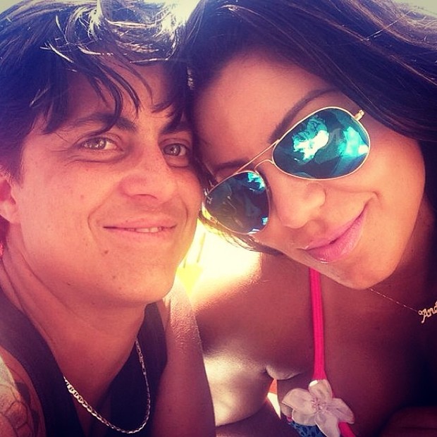 Thammy Miranda e namorada, Andressa Ferreira na praia (Foto: Instagram / Reprodução)