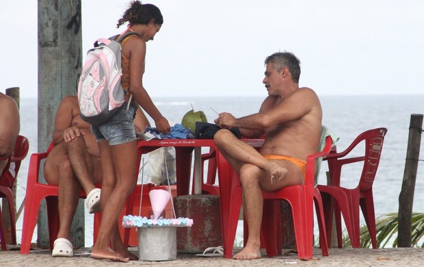 Oscar Magrini na orla da Barra da Tijuca, RJ (Foto: Rodrigo dos Anjos / AgNews)