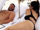 Kourtney Kardashian mostra bumbum durante tarde na praia