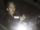Miley Cyrus é flagrada fumando no carro após rumores de traição