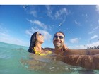 Amanda Djehdian posa com o namorado no mar em Punta Cana