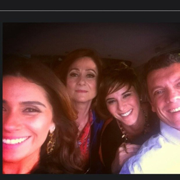 Dani Moreno posta foto no carro com atores de Salve Jorge (Foto: Instagram / Reprodução)