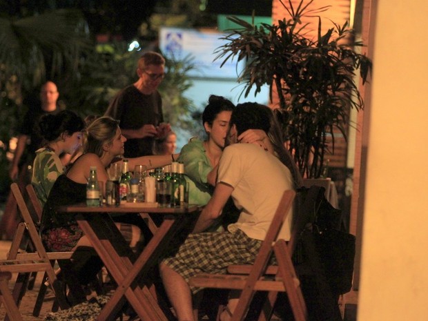 Fernanda Paes Leme troca beijos com rapaz em bar na Gávea, Zona Sul do Rio (Foto: Delson Silva/ Ag. News)