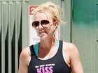 Britney Spears usa blusa com frase provocativa: 'Você quer beijar?'