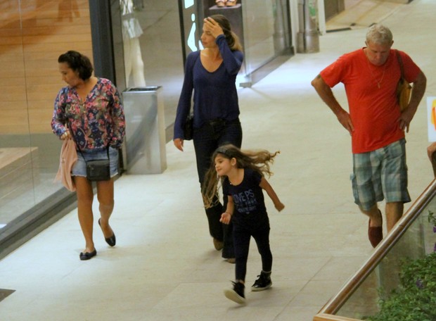 Grazi Massafera com a filha, Sofia, e o pai, Gilmar, em shopping no Rio (Foto: Daniel Delmiro / Agnews)