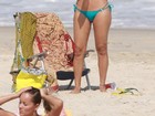 Christine Fernandes mostra boa forma de biquíni em praia do Rio