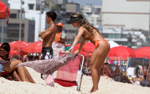 Joana Machado na praia com o filho (Foto: André Freitas / AgNews)