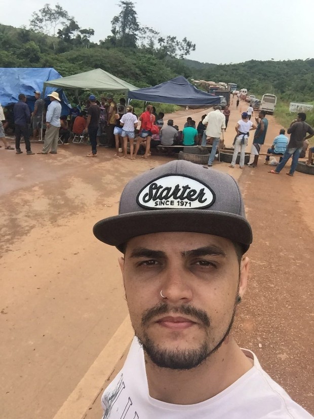Maycon Tavares, bateirista de Felipe Araújo, mostra a situação da estrada  (Foto: Arquivo Pessoal)