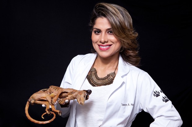 Vanessa Mesquita e um animal morto na mão durante aula de anatomia (Foto: Divulgação / Adriana Barbosa)