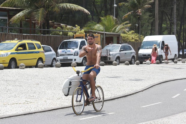 Juliano Cazarré anda de bicicleta na orla (Foto: Dilson Silva / Agnews)