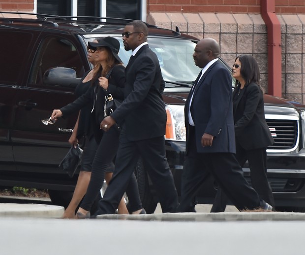 Ator Michael Jai White e familiares vão ao funeral de Bobbi Kristina (Foto: Paras Griffin / GETTY IMAGES NORTH AMERICA / AFP)