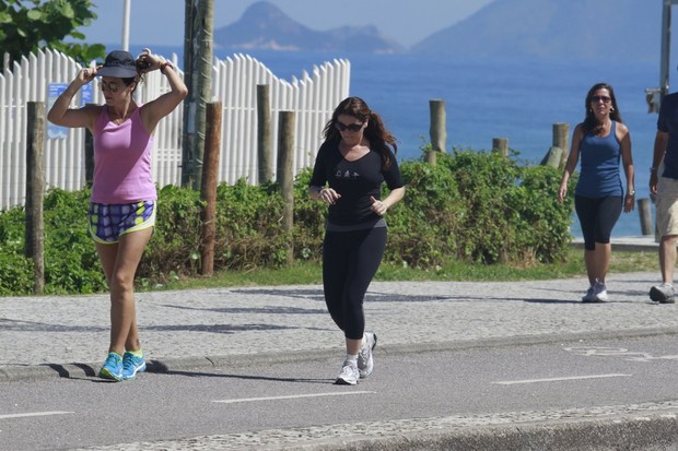 Giovanna Antonelli caminhando na orla da Barra da Tijuca  (Foto: Dilson Silva  / Agnews)