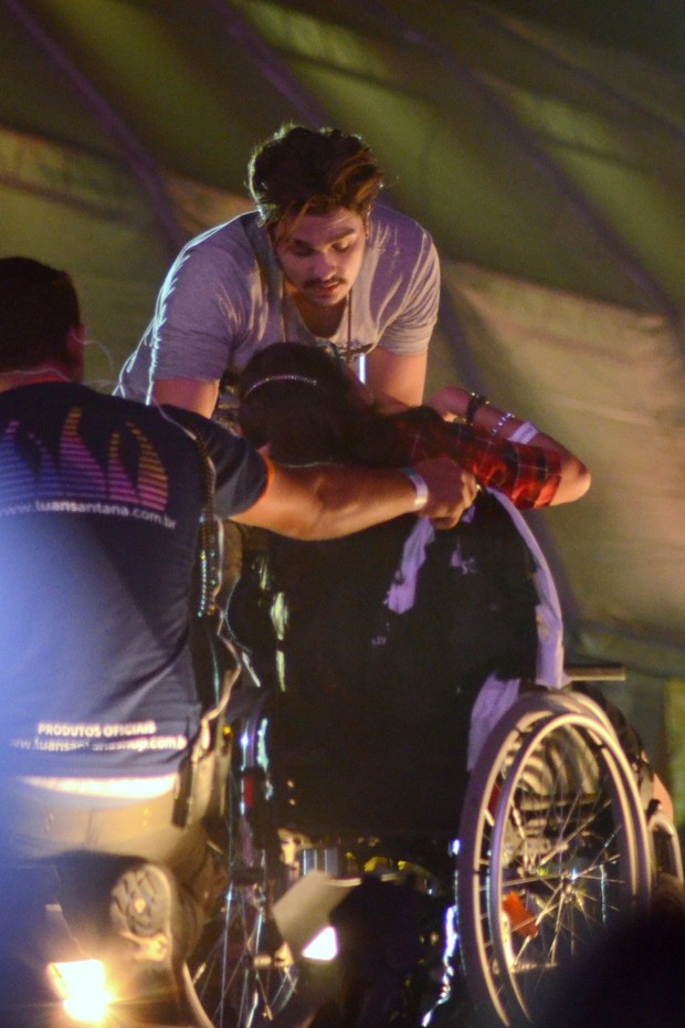 Luan Santana recebe fã no palco (Foto: Henrique Oliveira / AG.News)