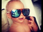 Neymar posta foto do filho jogando charme com óculos escuros