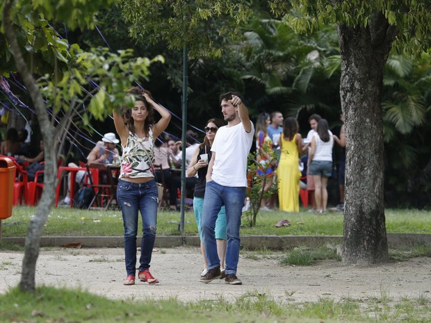 Camila Pitanga e o namorado, Igor Angelkorte, na Lagoa, Zona Sul do Rio (Foto: Ag. News)
