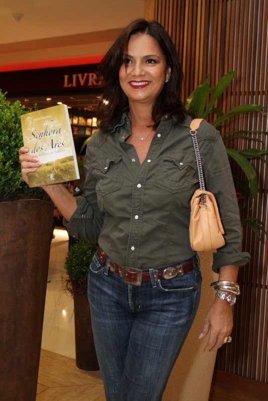 Luiza Brunet prestigia lançamento de livro (Foto: Anderson Borde / AgNews)