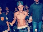 Exibido, Justin Bieber divulga fotos em que aparece sem camisa
