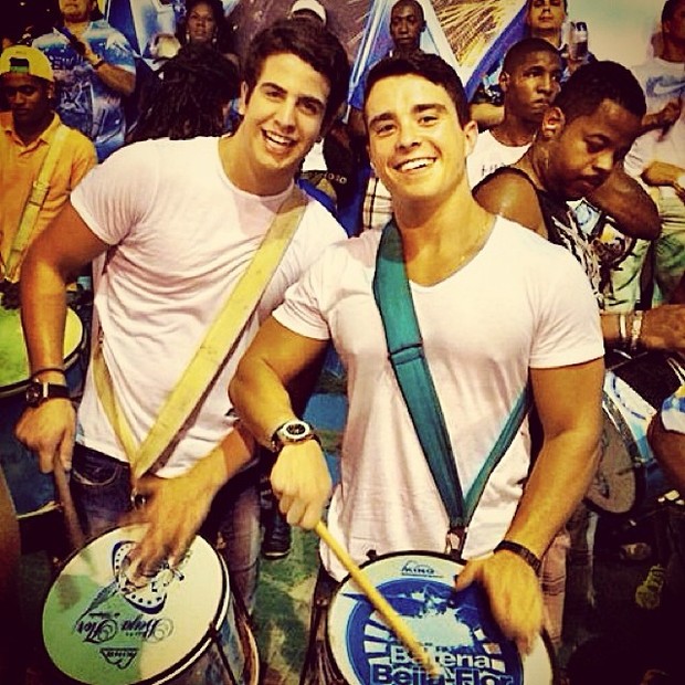 Enzo Celulari com amigo em ensaio da Beija-Flor no Rio (Foto: Instagram/ Reprodução)