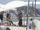 Kate Moss e Naomi Campbell aproveitam dia de sol na Bahia