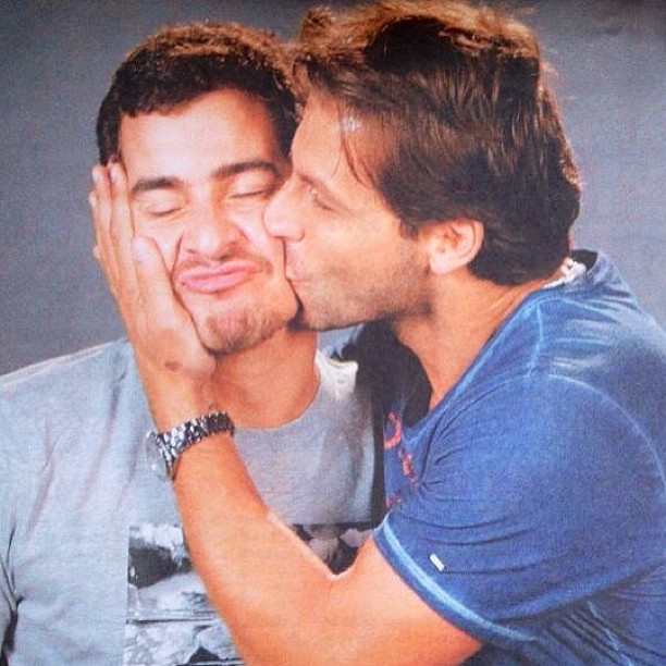 Thiago Martins recebe beijo de Henri Castelli (Foto: Reprodução/Instagram)