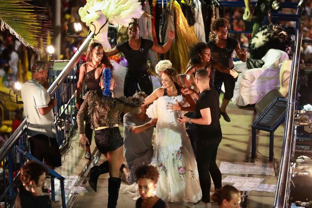 Daniela Mercury se transforma em noiva (Foto: Raphael Castello/AgNews)