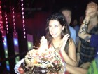 Fernanda Paes Leme ganha bolo de aniversário