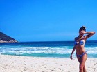 Carolina Oliveira posa de biquíni na praia em dia de folga