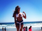Danielle Favatto faz pose de biquíni em praia na Califórnia