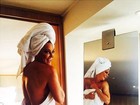 Poderosa: Luiza Brunet compartilha foto sexy enrolada em uma toalha
